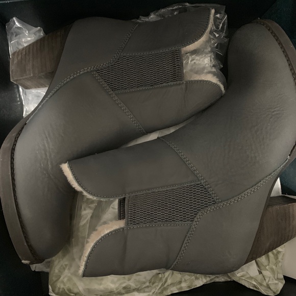 Ugg Australia Wool Lined Chelsea Boot - Picture 5 of 6